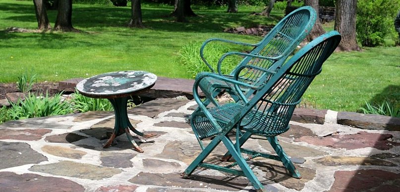 Dlaczego warto postawić na trwałość i stabilność w jadalni pod gołym niebem?