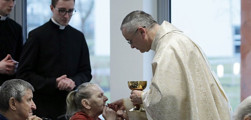 [FOTO] Biskup wśród chorych w Głogowie. Chwile pełne wzruszeń