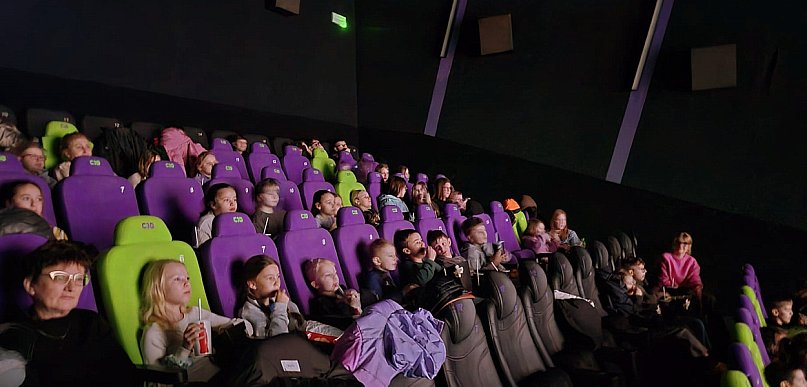 Filmowy finał ferii w gminie Głogów. Dzieci obejrzały „Orzełka Iggy”