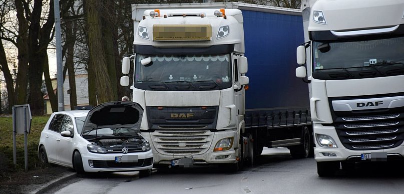 Stłuczka na dużym rondzie w Głogowie. Są utrudnienia