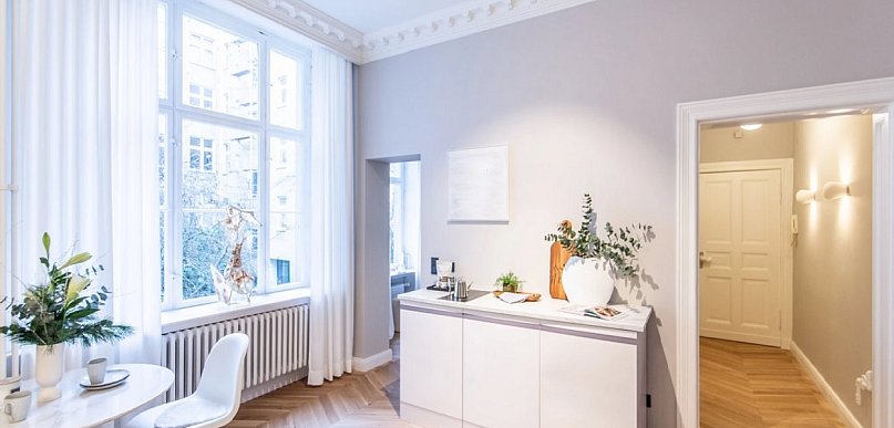 Sztukateria sufitowa w małym mieszkaniu – czy to dobry pomysł?