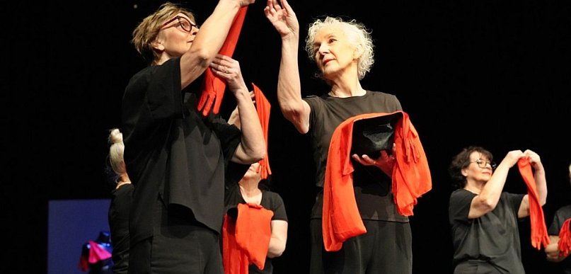 Dziś teatr dosłownie zatańczył. Głogowski UTW na scenie! [FOTO]