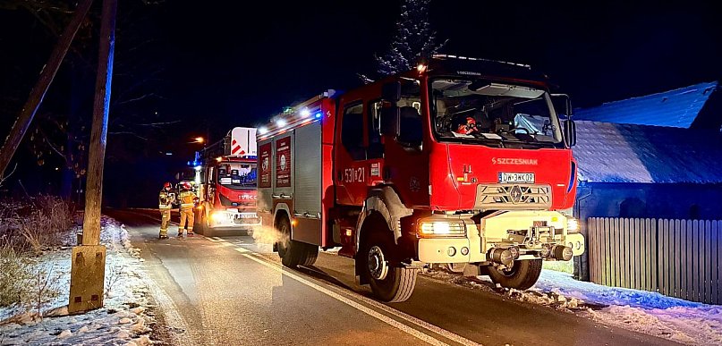 Trzy zastępy do komina. Takie gaszenie to już norma! [FOTO]