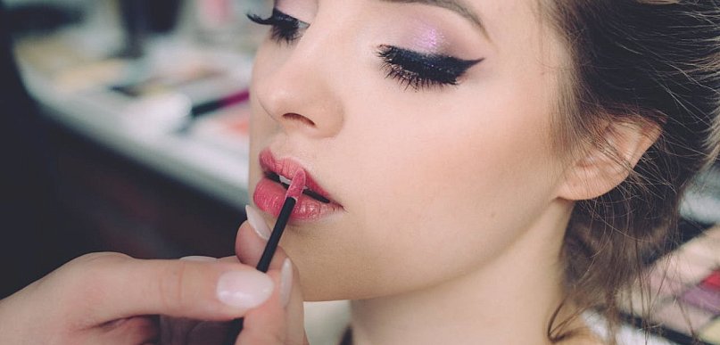 Kosmetyki do makijażu dla nastolatki – co wybrać na start?
