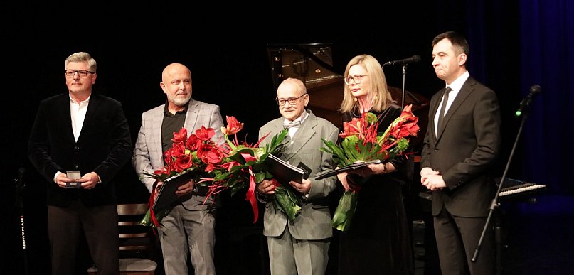 [FOTO] Łzy, owacje i medale. Prezydent wręczył najwyższe odznaczenia