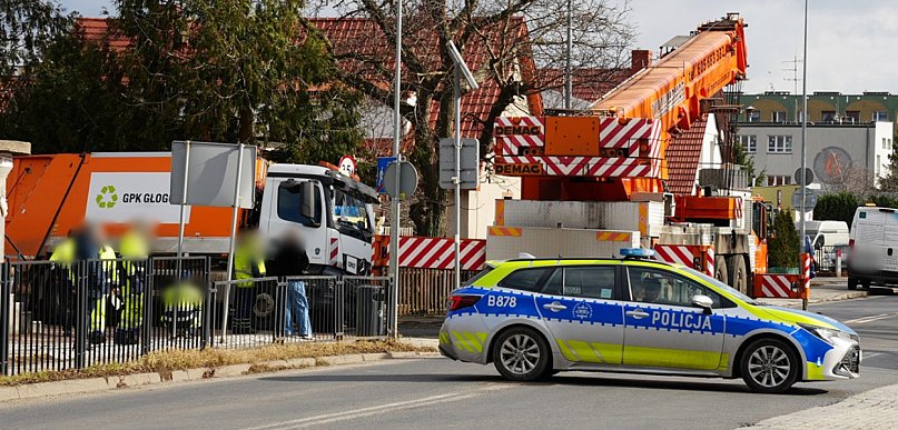 Śmieciarka zapadła się na ulicy Nowej. Taka akcja w Głogowie [FOTO]