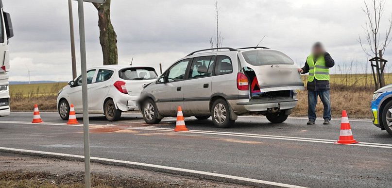 Opel zderzył się z Oplem za rondem Hutników. Kolizja pod Głogowem [FOTO]