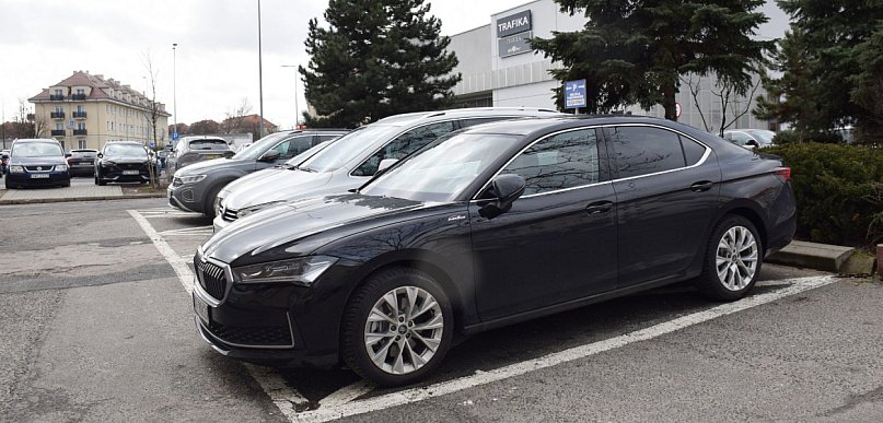 Stare sprzedali, nowe kupili. Skoda stoi pod starostwem