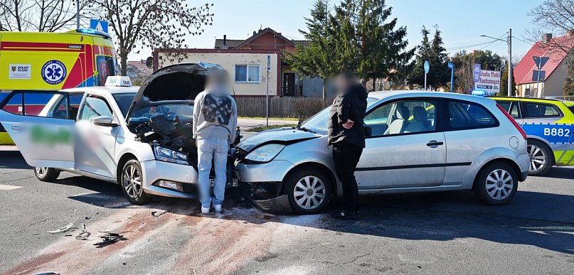 Zderzenie osobówki z taksówką w Głogowie. Kolizja na Wita Stwosza [FOTO]