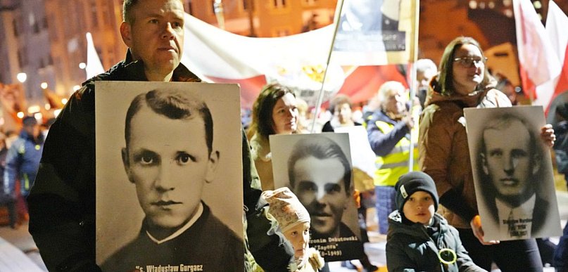 Maszerowali przez Głogów ku pamięci Wyklętych. Od Klemensa do Alei Pamięci [FOTO]