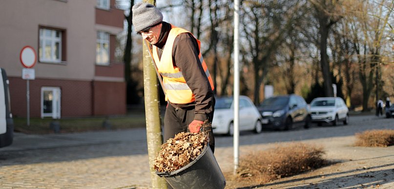 [FOTO] Ruszyło wiosenne sprzątanie w Głogowie. Al. Wolności już lśni