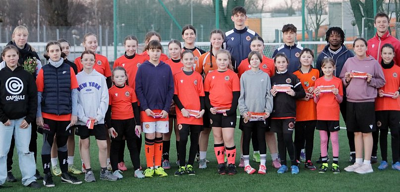 [FOTO] Szok na boisku! Spełnili marzenia piłkarek Chrobrego