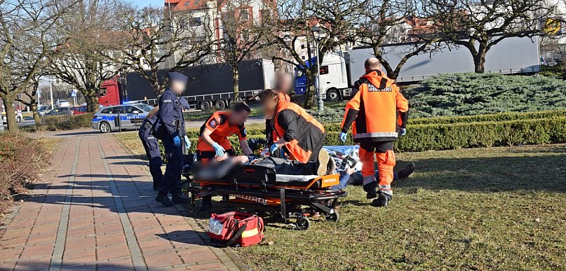 Pobili się przy Dzieciach Głogowskich. Dwóch panów i dwie karetki [FOTO]