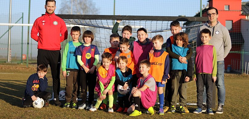 [WIDEO] Tłumy dzieci na pierwszym treningu! Tutaj piłka wygrała z telefonem