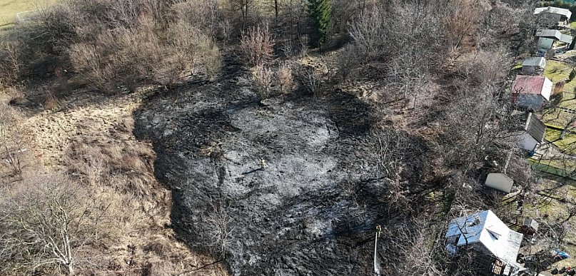 Dym nad działkami w Głogowie. Strażacy interweniowali