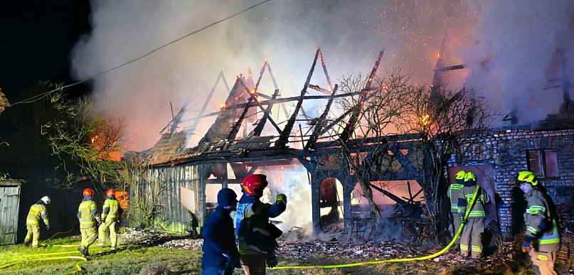 Budynek zapłonął nad ranem. Dziesięć zastępów w akcji