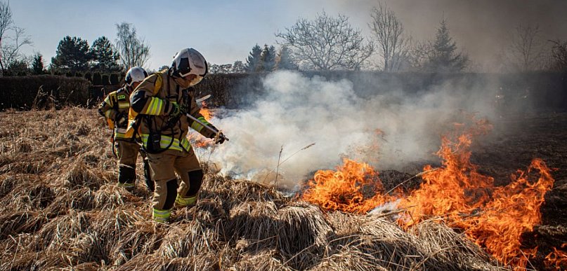Rekordowa liczba pożarów. Pogotowie aż ratowało strażaka [FOTO]
