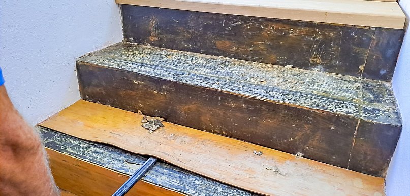 Metamorfoza wnętrza niskim kosztem - malowanie i odświeżanie drewnianych elementów