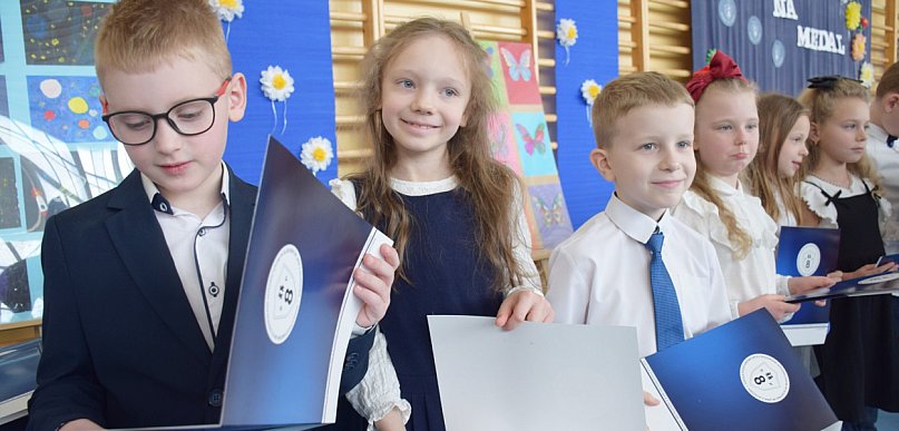 [FOTO] Szczęśliwe dzieci i dumni rodzice. Gala „Uczeń na medal” w SP 8 w Głogowie