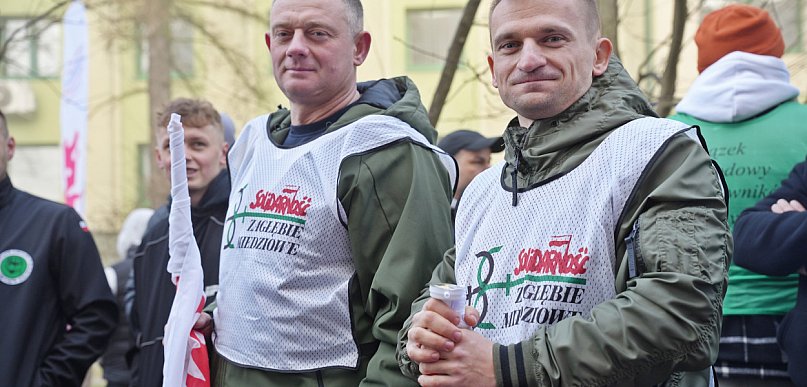 Manifestacja pracowników PeBeKa pod siedzibą KGHM. Żądają podwyżek [FOTO]