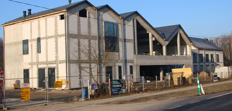 Hotele rosną po zimie. Wiosna przyspiesza budowę nad jeziorem