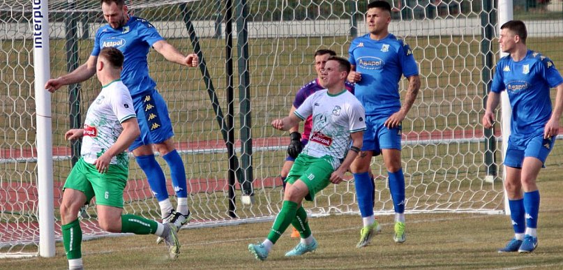 Dąb pokonany na własnym boisku. Pechowa premiera stadionu [FOTO]