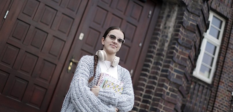 Młodzież siedzi w ekranach. Hania: A ja piszę i śpiewam o naszym pokoleniu