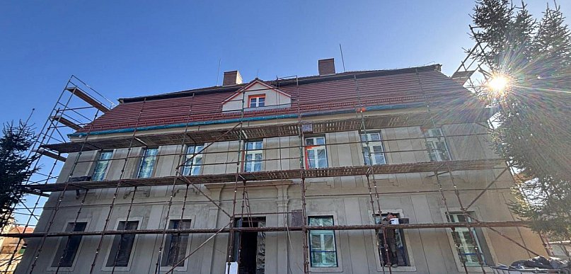 Modernizacja zabytkowego budynku w Kłobuczynie nabiera tempa!