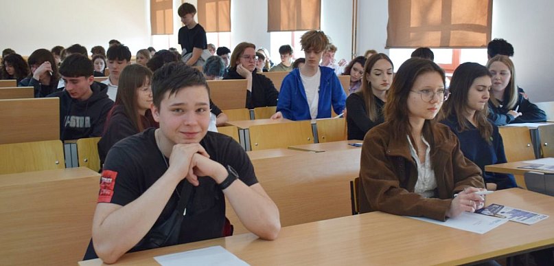 [FOTO] Wielkie oblężenie na dyktandzie z angielskiego w Głogowie!