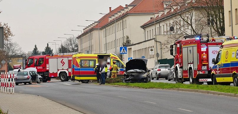 Poważna kolizja na Wojska Polskiego w Głogowie. Renault kontra BMW [FOTO]