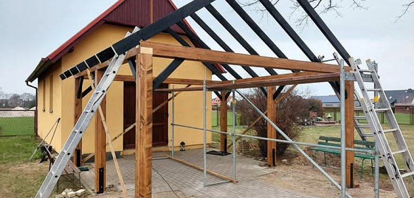 Nowa wiata przy kaplicy w Kluczach