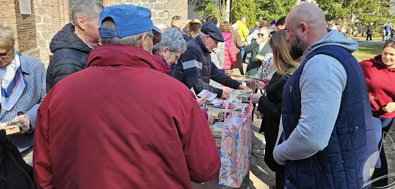 Dobro wraca. Przyszli, kupili i wsparli leczenie [FOTO]