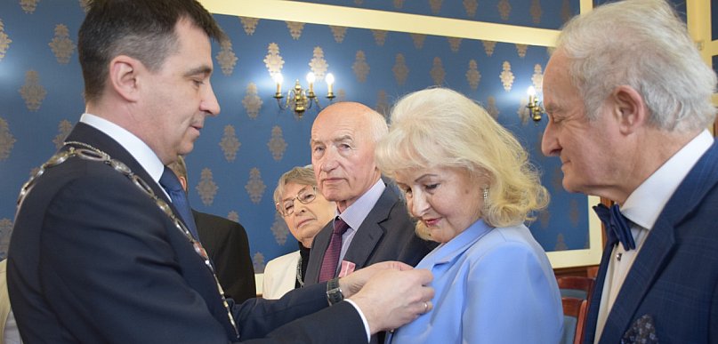 [FOTO] Ich miłość przetrwała dekady. Wyjątkowe pary uhonorowane w Głogowie