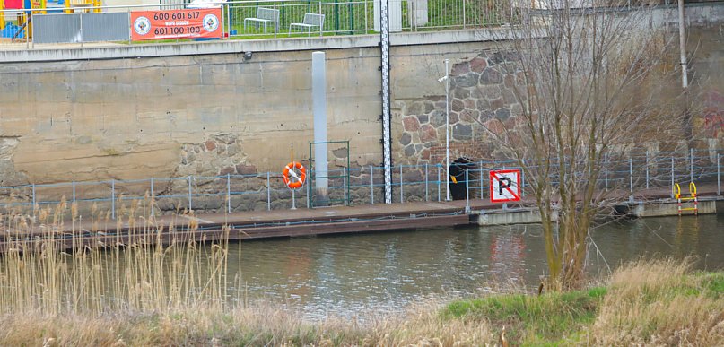Pomost na marinie do rozbiórki. Nie ma sensu wymieniać deski po desce