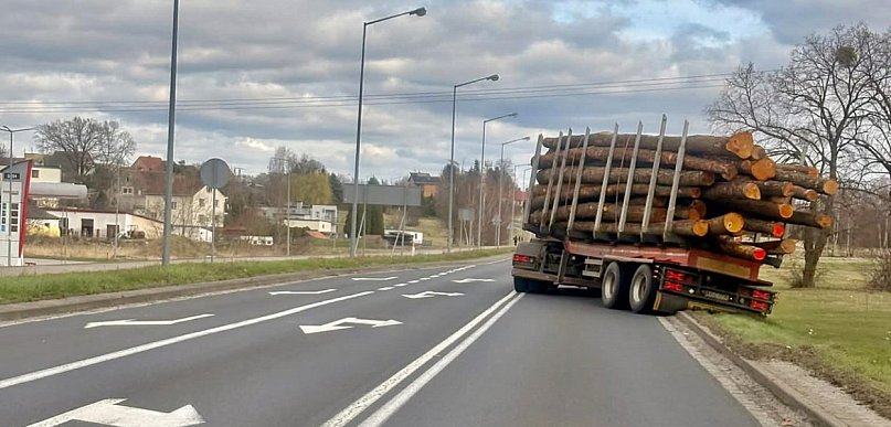 Uważajcie na DK12. Zarzuciło ciężarówkę i blokuje drogę