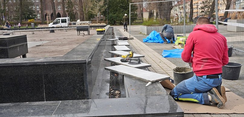 Fontanna szykowana na głogowską majówkę. Czyszczenie i konserwacja po zimie