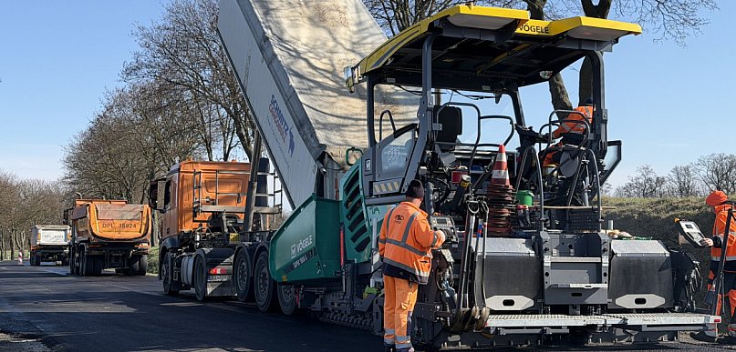 Nowa nawierzchnia na finiszu. Modernizacja DW292 dobiega końca