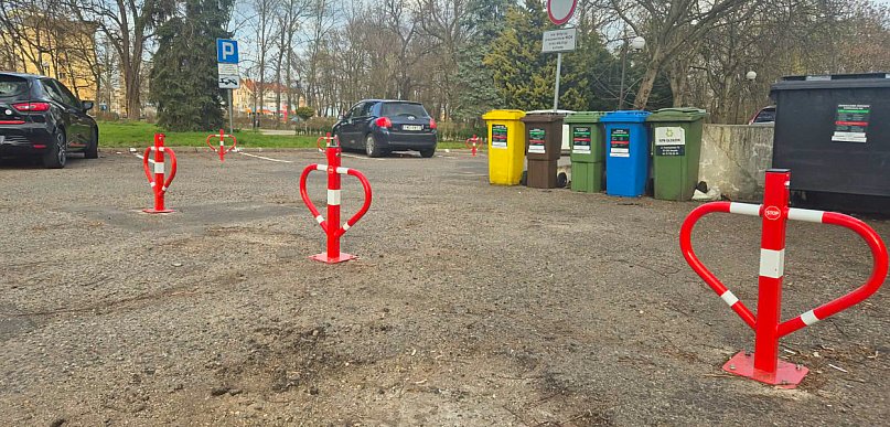 Znak nie wystarczył, postawili blokady. Artyści nie mieli gdzie parkować