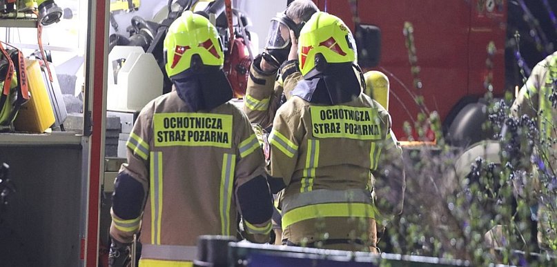 Budynek w ogniu w Serbach. Strażacy szukali trzech mężczyzn