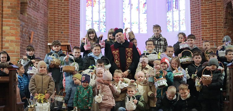 [FOTO, WIDEO] Święconka w kolegiacie w Głogowie. Proboszcz rozbawił najmłodszych