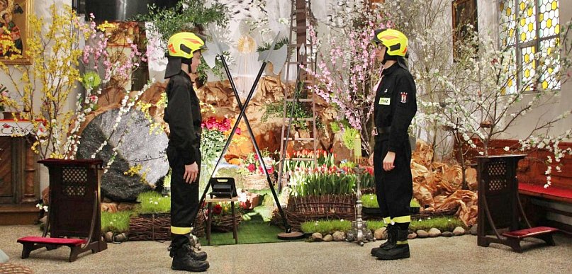 Strażacy czuwają przy grobie. Zmiana po zmianie