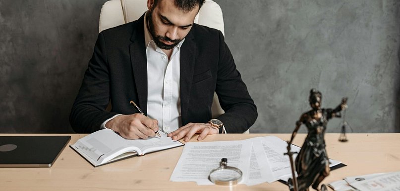 Sprawa karna – kiedy warto skorzystać z pomocy adwokata?