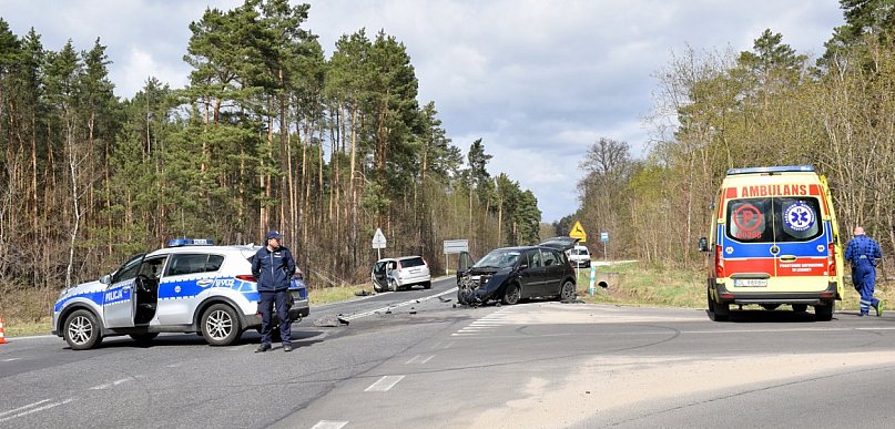 [FOTO] Zderzenie na kotlańskiej krzyżówce. Dwa samochody kompletnie rozbite