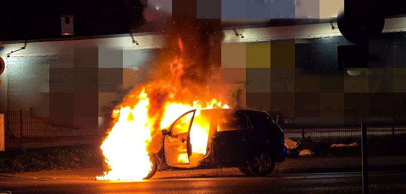Auto stanęło w ogniu. Akcja strażaków w Głogowie