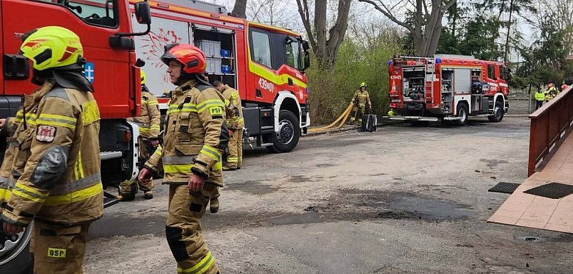 Magazyn w ogniu. Pięć zastępów w akcji
