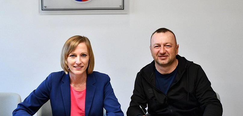 Podpisanie umowy na remont dachu remizy Ochotniczej Straży Pożarnej w Kotli