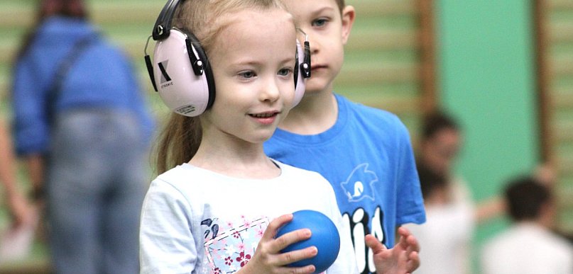 [FOTO, WIDEO] Błękitne Igrzyska w Głogowie. Sport bez barier w SP 12