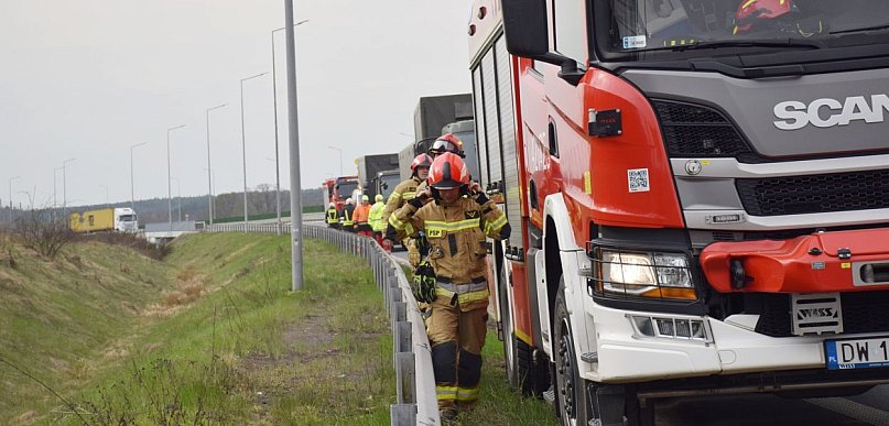 Zahaczył o wojskową ciężarówkę na drodze S 3