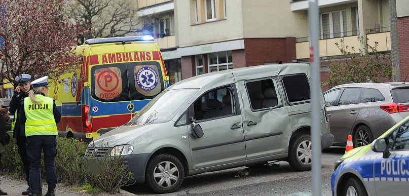 [FOTO] Roztrzaskane auta na rondzie w Głogowie! Jedna osoba trafiła do szpitala