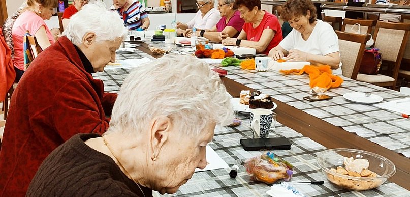 Kolorowe inspiracje i twórcza energia w klubie Senior+ w Maniowie